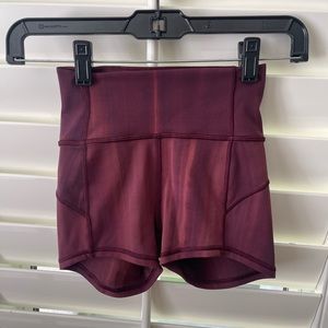 Lululemon short biker shorts in a maroon marble color sz 0